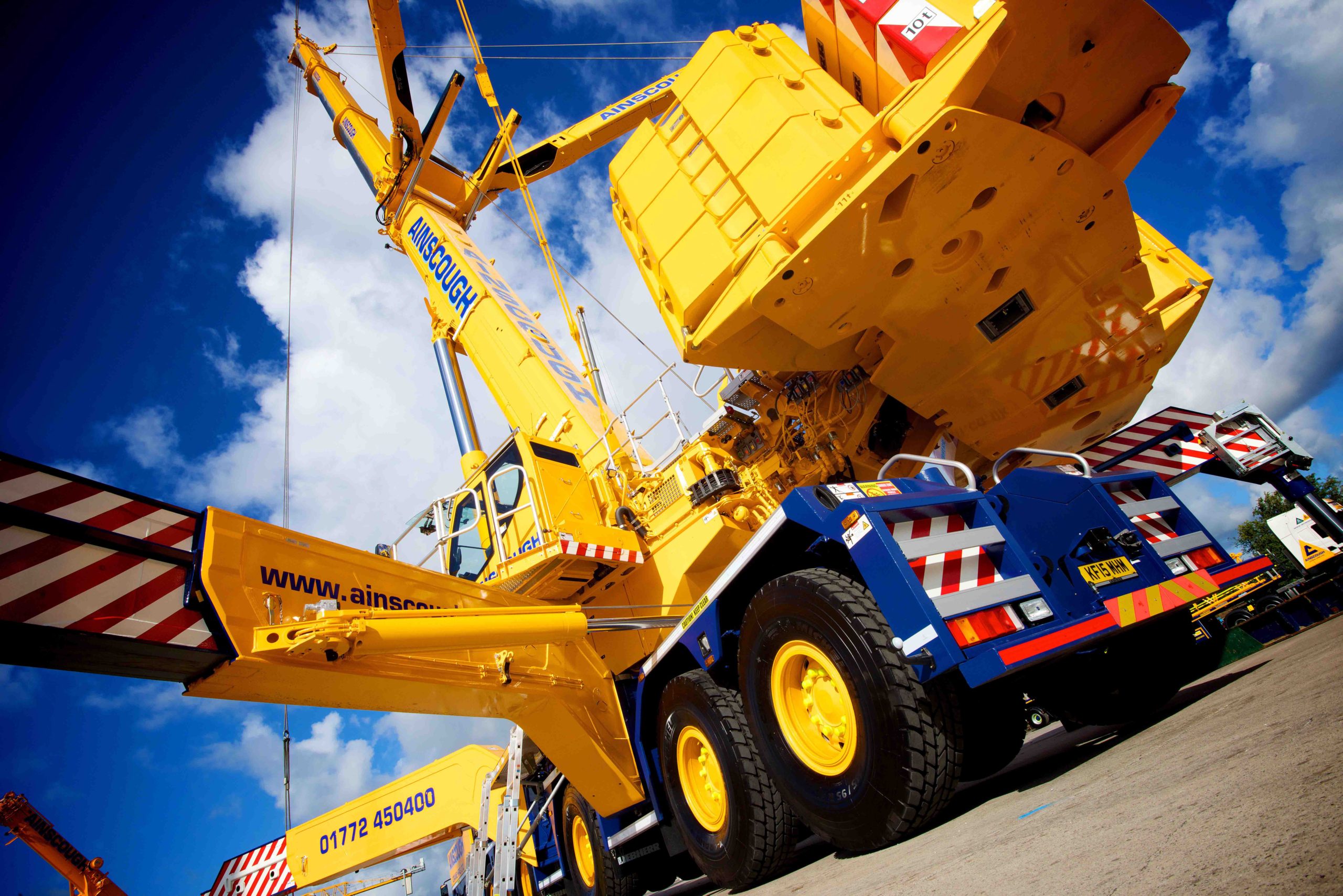 LIEBHERR LTM17509.1 UPGRADE BOOSTS AINSCOUGH’S HEAVY CRANE CAPABILITY